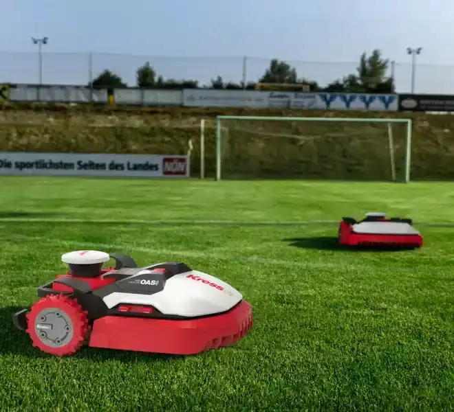 Profesionálne robotické kosačky Kress RTKn Mission Mega pri údržbe futbalového ihriska.