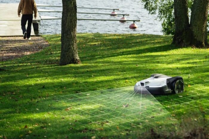 Robotická kosačka Husqvarna Automower 450X NERA využívajúca virtuálne hranice EPOS pri jazere.