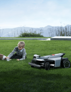 bezpečná robotická kosačka segway x450e pri deťoch a psoch