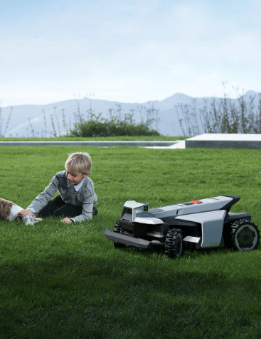 tichá robotická kosačka segway x420e pri deťoch a domácich zvieratách