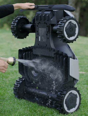čistenie podvozku a nožov kosačky segway navimow x420e záhradnou hadicou