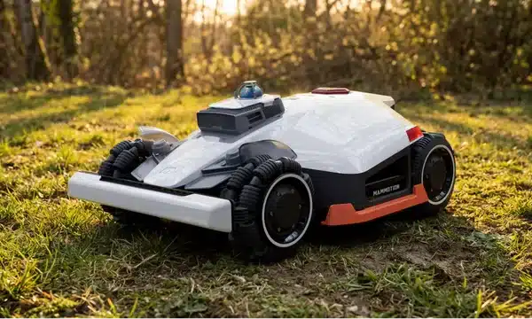 Robotická kosačka Mammotion LUBA 3 AWD bez obvodového kábla v záhrade pri lese.