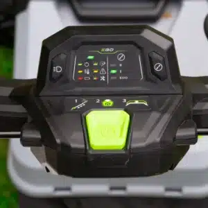 Detail na interaktívny LED displej kosačky EGO s pojazdom