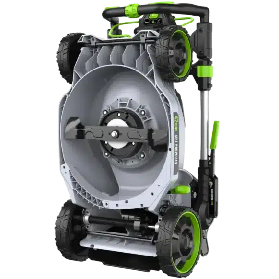 Vertikálne skladovanie aku kosačky EGO.