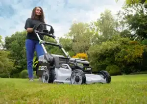 Ľahká manipulácia s aku kosačkou EGO 42cm.