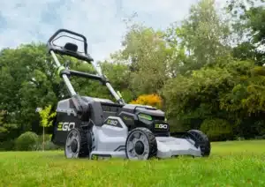 Aku kosačka EGO 42cm bez pojazdu na trávniku.