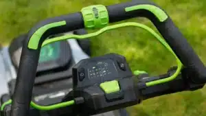 Detail na zloženú rukoväť kosačky EGO 47cm