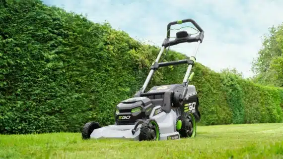 Detail na interaktívny LED displej kosačky EGO 47cm s pojazdom.