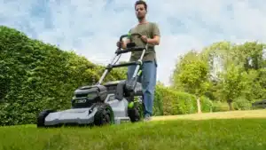 Aku kosačka EGO 47cm s pojazdom pri kosení trávnika