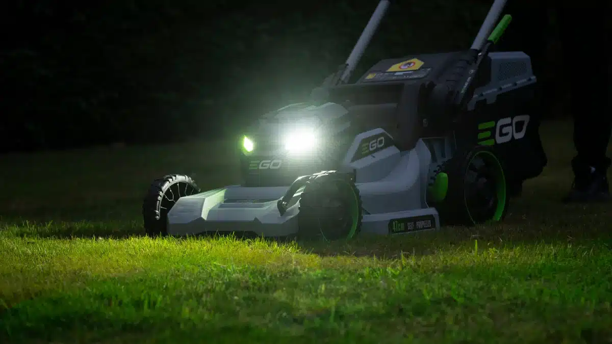 Kosenie vo večerných hodinách s kosačkou EGO 47cm a LED svetlami.