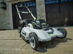 Zložená aku kosačka EGO 52cm na dlažbe.