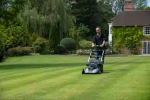 Kosenie veľkej záhrady s aku kosačkou EGO 55cm s pojazdom