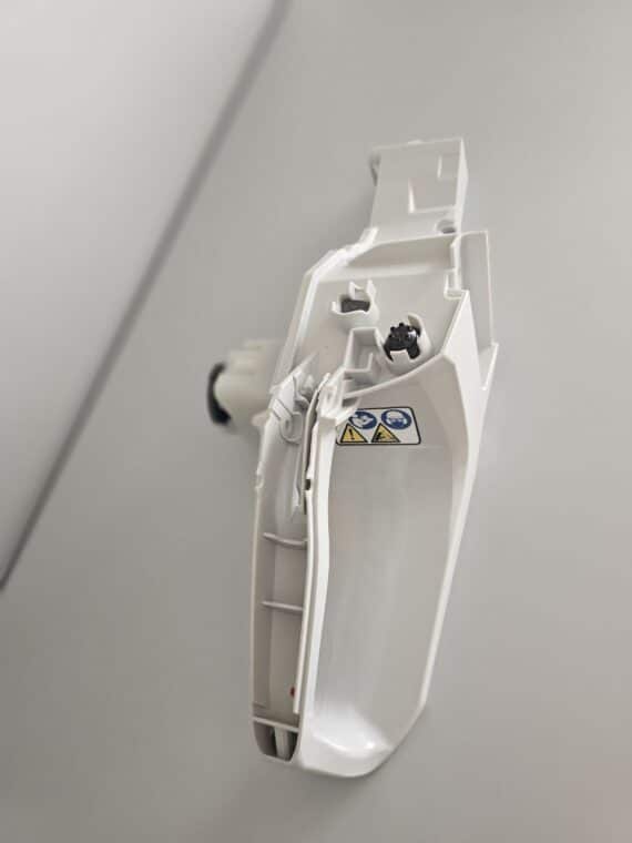 Detail zadnej rukoväte palivovej nádrže STIHL MS 400.1 s bezpečnostnými nálepkami