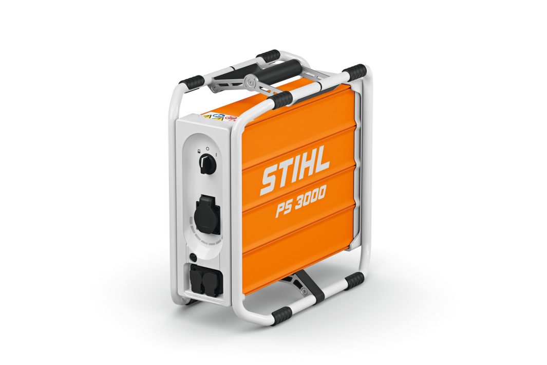 Prenosný napájací zdroj STIHL PS 3000 v oranžovom kryte s bielym ochranným rámom, držadlami a zásuvkami